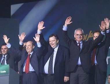 «Μετωπική» ΚΙΝΑΛ-Μαξίμου για το άνοιγμα λογαριασμών Σημίτη - Tί λένε στελέχη του κόμματος